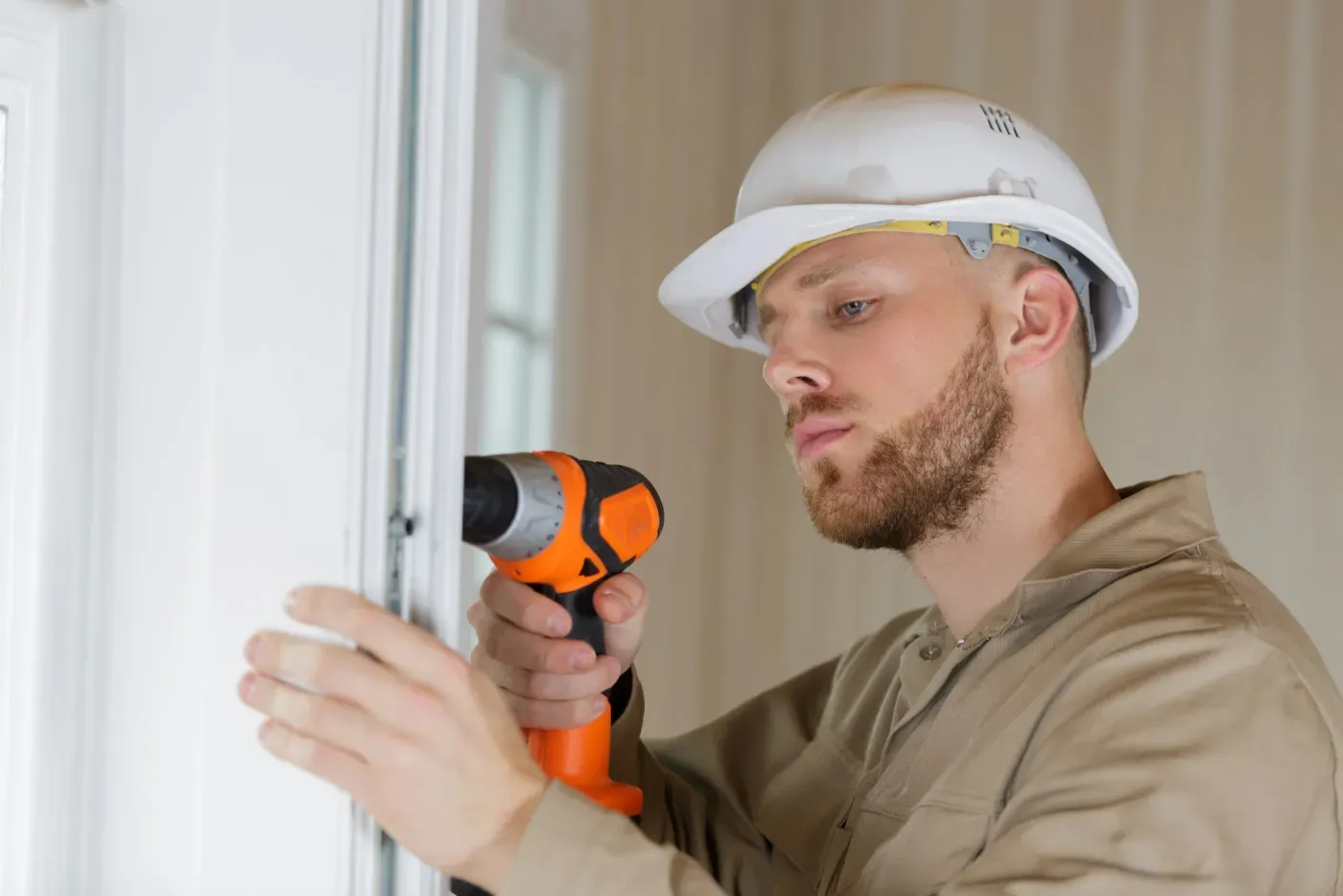 Pose et fixation d'une fermeture sur une porte de pavillon à Aubergenville